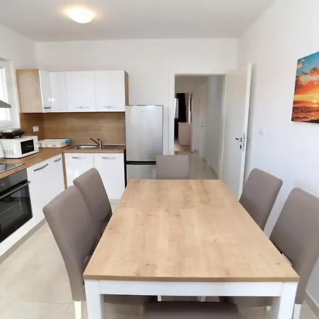 Beautiful 2-bed In Okrug Gornji * טרוגיר