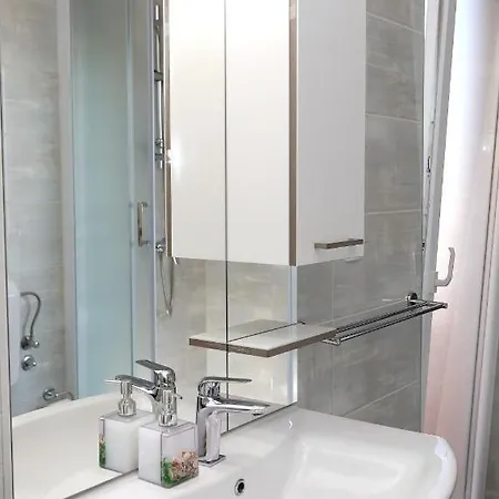 Beautiful 2-bed In Okrug Gornji טרוגיר