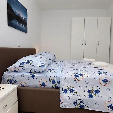 Beautiful 2-bed In Okrug Gornji Апартаменты