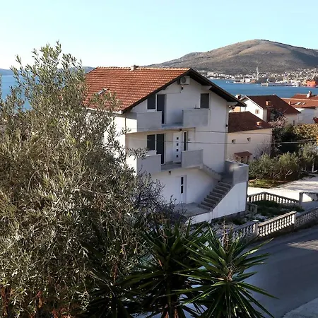 Beautiful 2-bed In Okrug Gornji Апартаменты