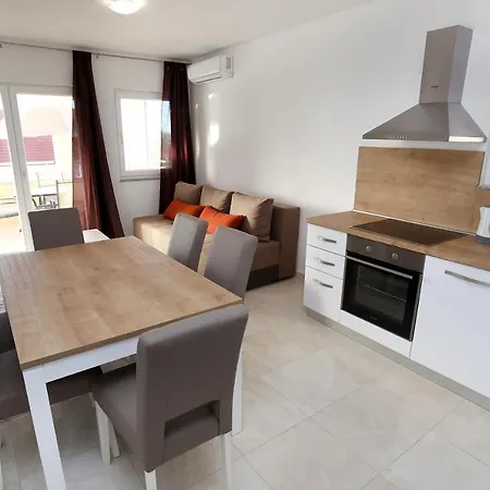 Апартаменты Beautiful 2-bed In Okrug Gornji Трогир