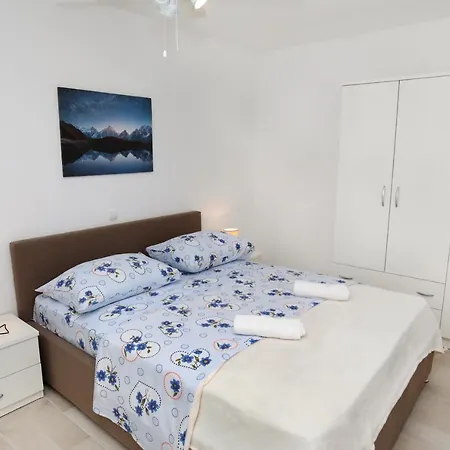 Апартаменты Beautiful 2-bed In Okrug Gornji *