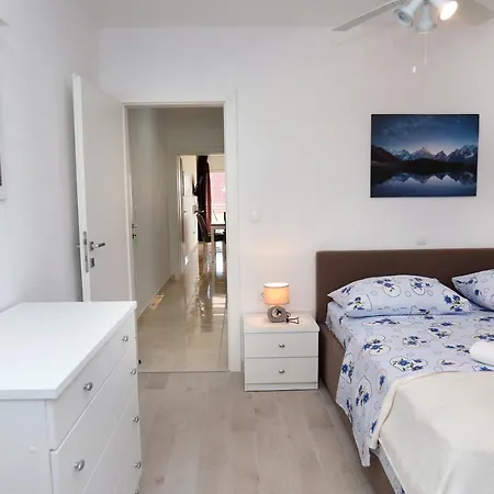 Beautiful 2-Bed Apartment In Okrug Gornji Trogir