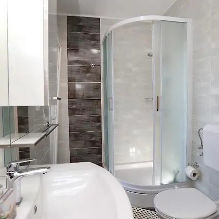 アパート Beautiful 2-bed In Okrug Gornji *