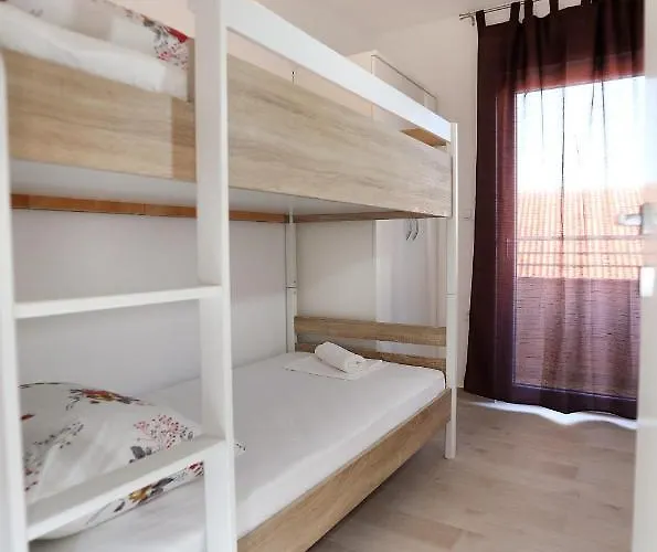 Stella Τρογκίρ